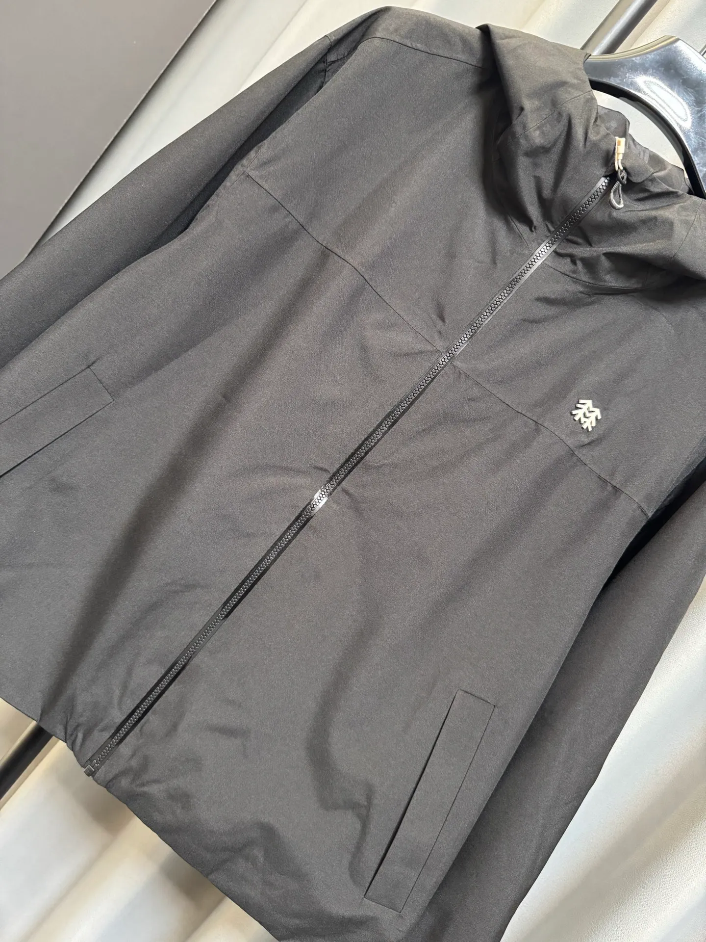 [Premium Reproduction] KOLON/KOLON SPORT 26fw New Arrival 2L Short Soft Shell Jacket Loose Waterproof Windproof Wear-Resistant Breathable Jacket (Black) Originally developed by b. The top version of this women's jacket is made of polyester fabric with waterproof, windproof, and Wear-Resistant properties. It is equipped with a waterproof zipper. The hood, cuffs, and hem are adjustable and have a loose fit. It is suitable for summer outdoor scenes and can also be used for daily commuting. It not only meets the needs of basic outdoor protection, but also has a dazzling color design, taking into account both practicality and appearance. It is suitable for women who pursue professional outdoor functions and value the dressing effect. It is positioned as a practical model that takes into account both outdoor and daily life. Look for the version. Size：xs/s/m/l/xl